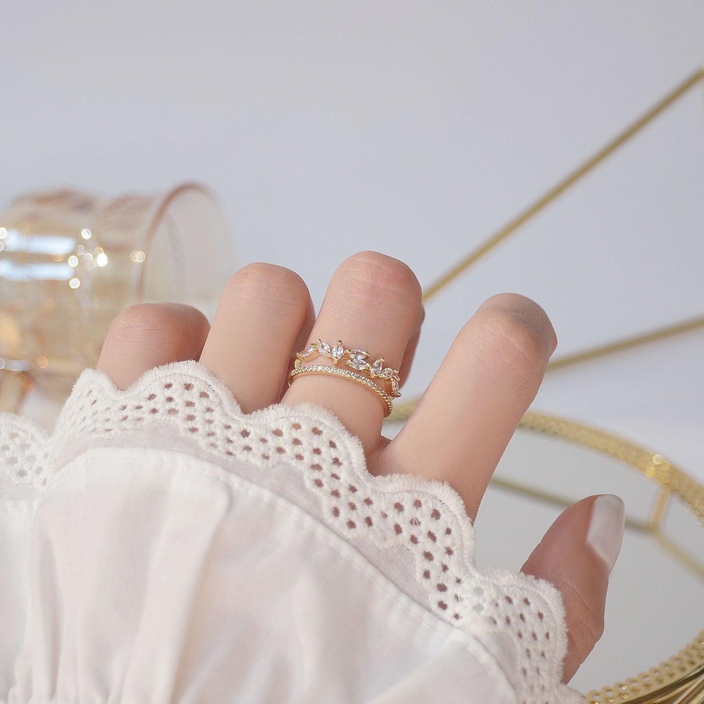 Anel de ouro elegante com design de zircônia personalizável