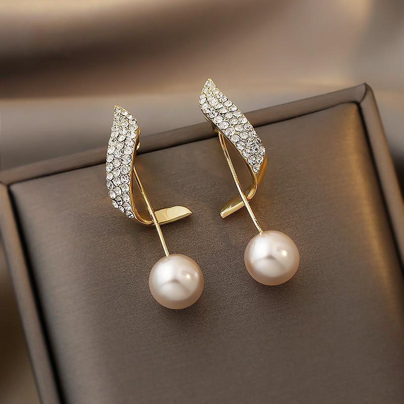 Brincos de Pérola Dourada Brilhante para um Glamour Atemporal