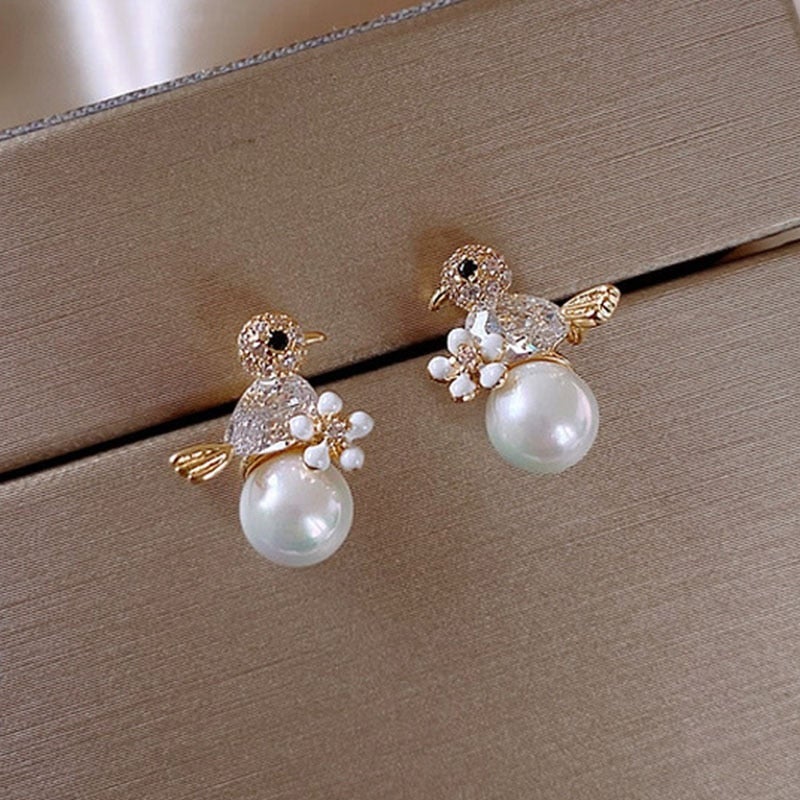 Brincos Funky Birdie com zircônia brilhante e luxuosos acentos de pérola