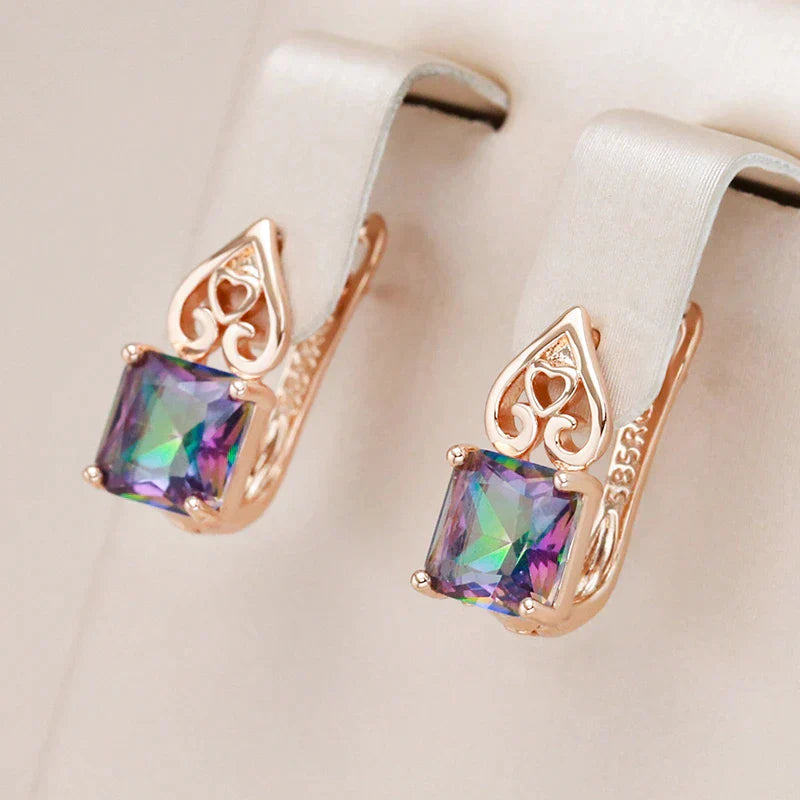 Brincos cuboides elegantes e multicoloridos em dourado radiante para um visual glamouroso