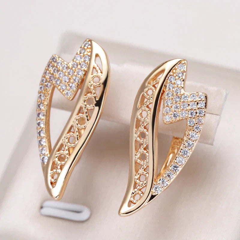 Fascinantes brincos de ouro adornados com brilhantes zircônias