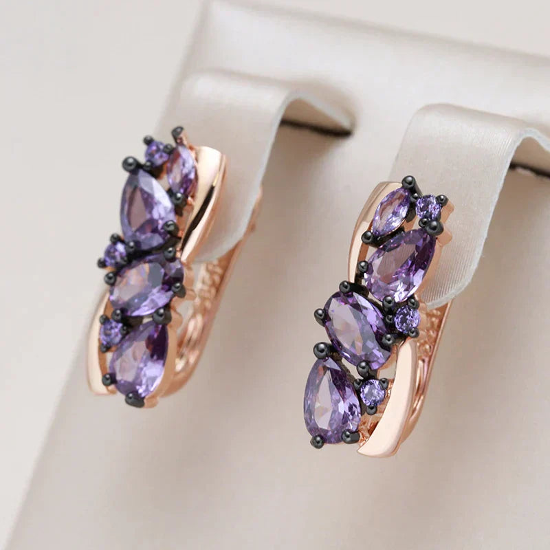 Brincos dourados glamourosos com pequeno cristal roxo radiante