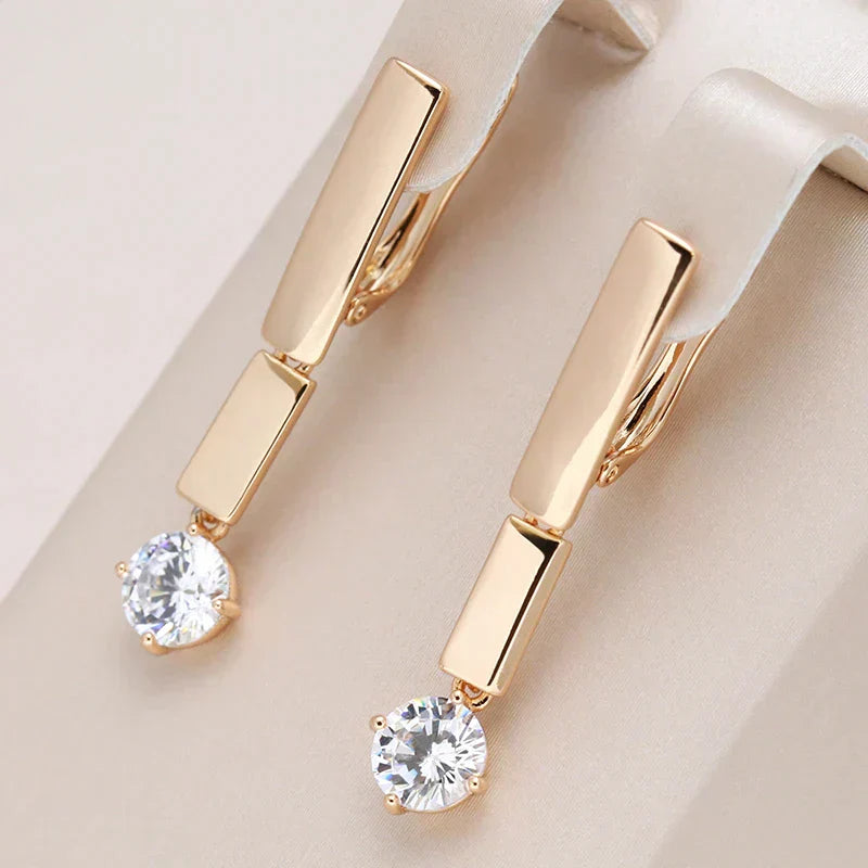Orelhas de ouro glamourosas com pedras de zircônia brilhantes