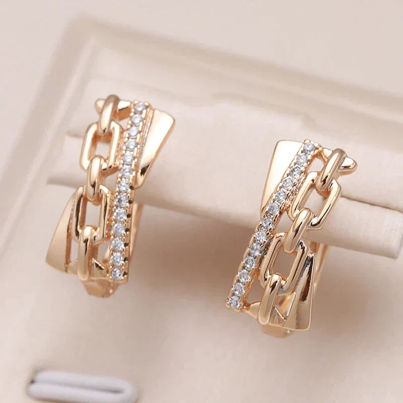 Brincos de ouro brilhantes com detalhes de corrente radiantes