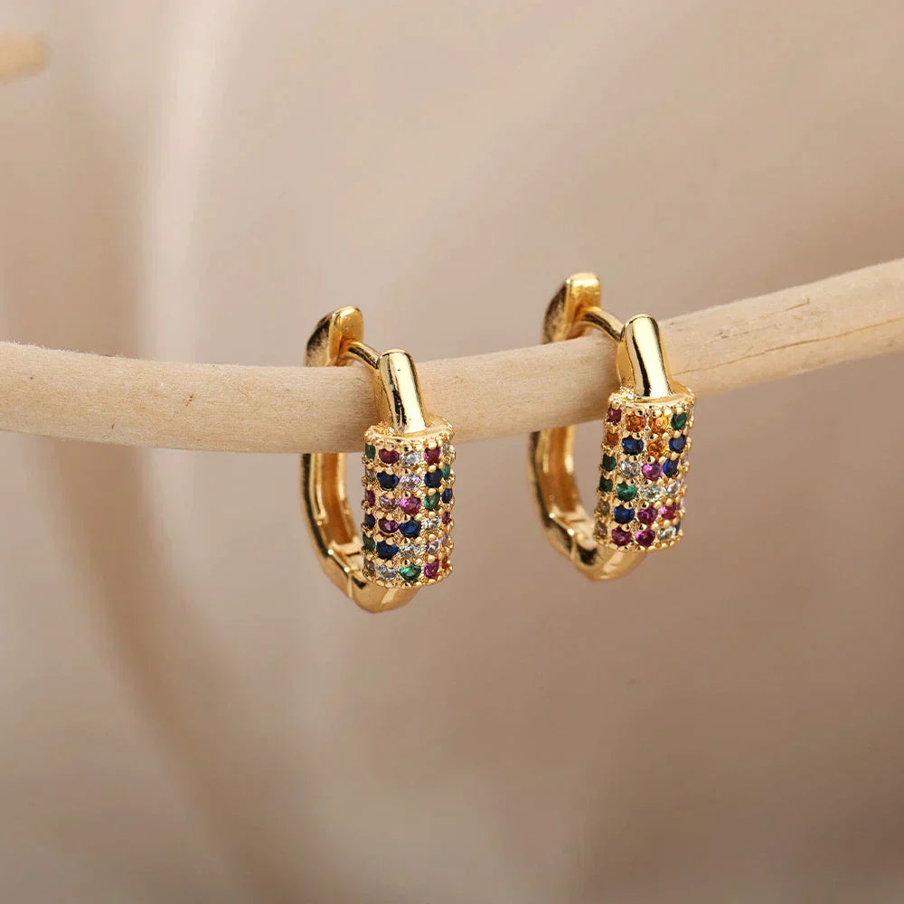 Brincos elegantes e minimalistas com zircônias coloridas brilhantes em ouro de alta qualidade