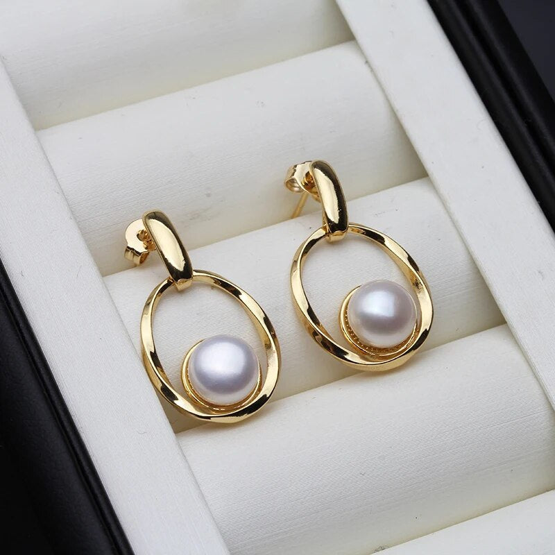 Elegantes, atemporais brincos dourados com pérolas glamourosas para qualquer ocasião