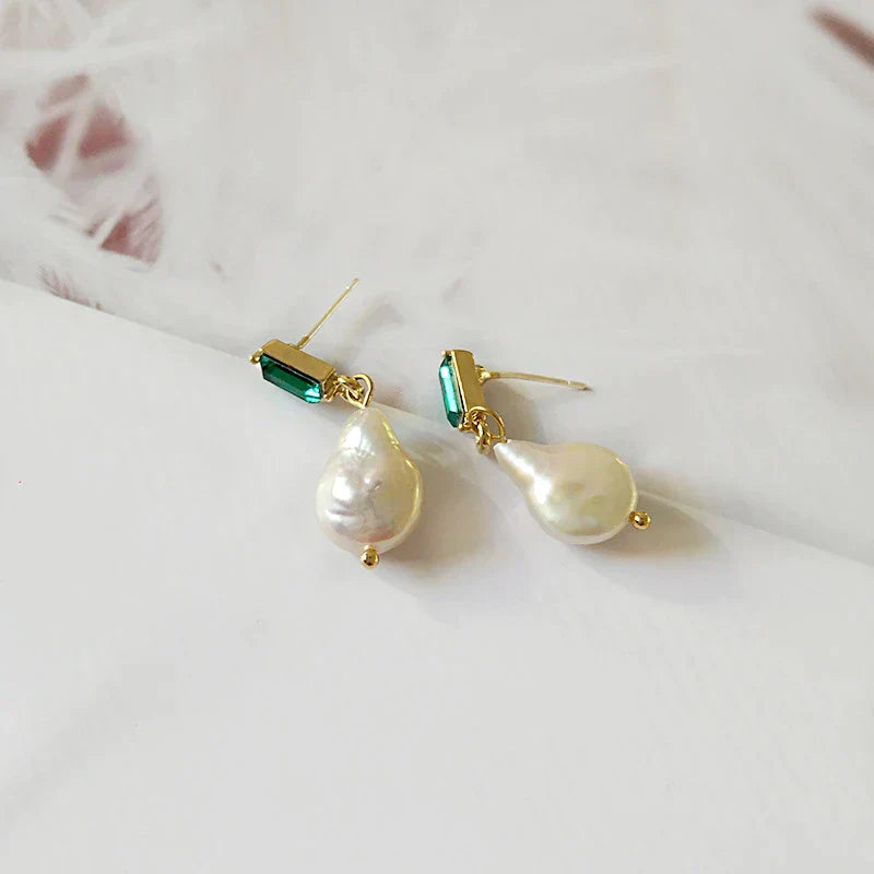 Brincos dourados glamourosos com pérolas brilhantes e luxuosos zircônias verdes