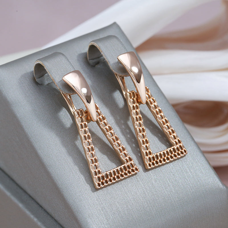 Brincos geométricos brilhantes em ouro nobre com zircônias radiante para uma aparência elegante