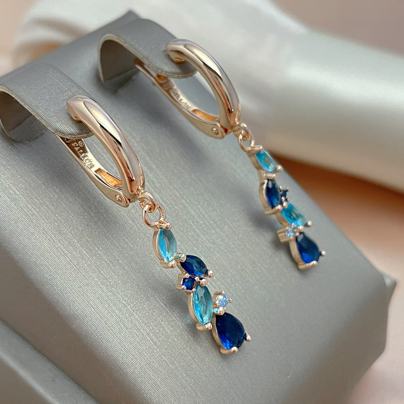 Fascinantes brincos em azul brilhante e cristal dourado cintilante