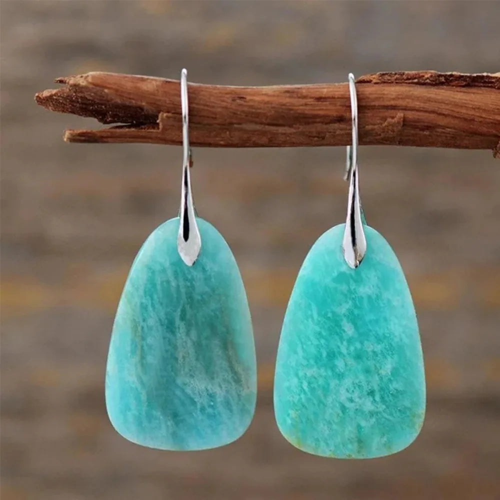 Fascinantes brincos vintage feitos de pedras naturais exóticas em um turquesa brilhante