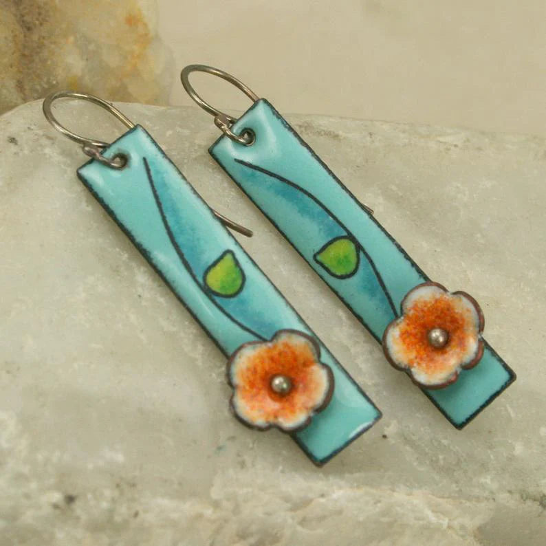 Elegância Floral: Brincos Exquisitos em Delicado Email de Flor