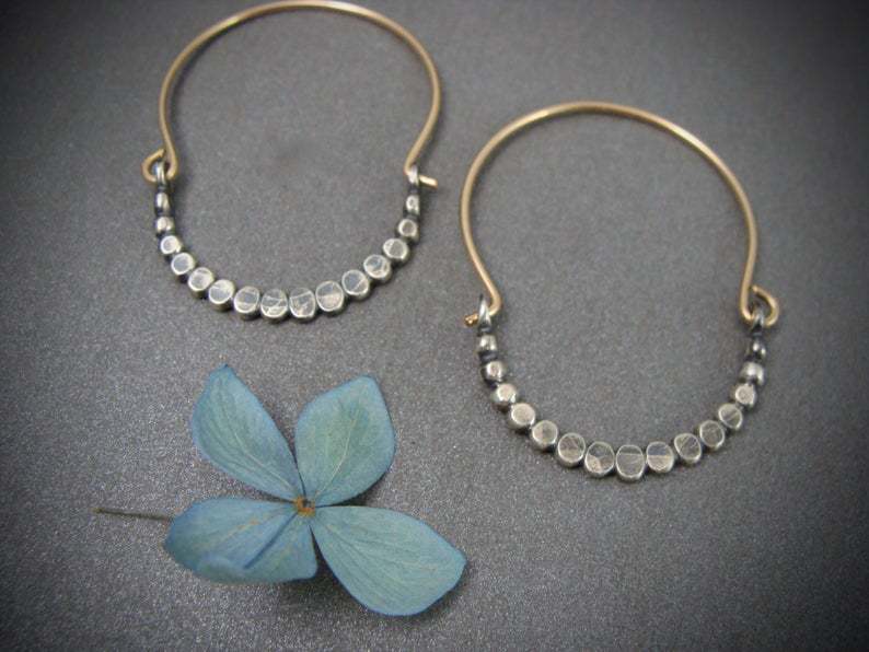 Brincos Boho artesanais leves em elegante design cúbico prateado