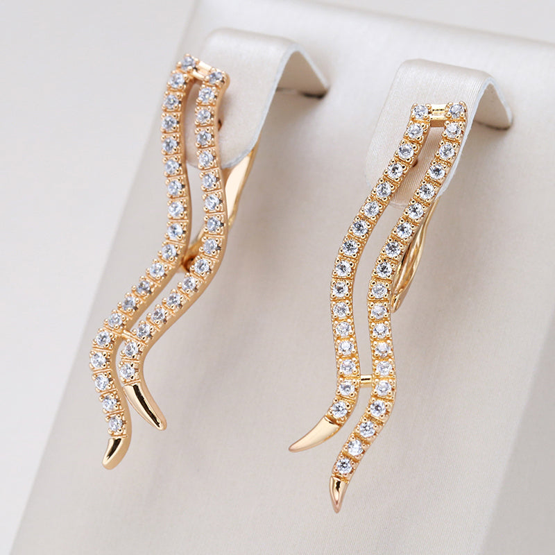 Brincos dourados ondulados elegantes com brilho radiante para um visual glamouroso