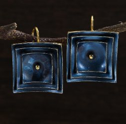 Elegantes brincos vintage quadrados em um azul estiloso