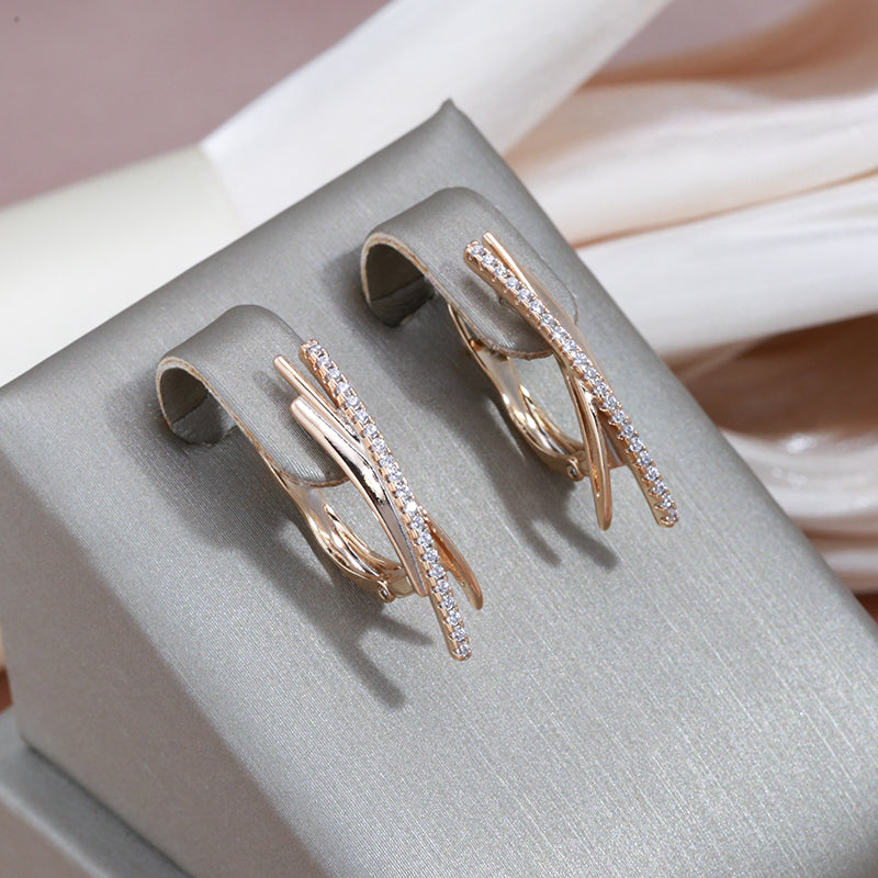 Brincos em design de cruz radiante em elegante ouro, adornados com brilhantes cintilantes