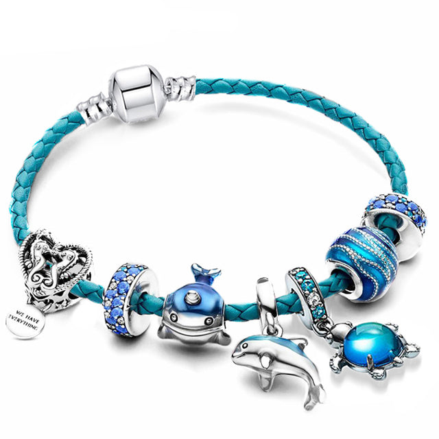 Pulseira elegante de couro e charm de prata com design inspirado no oceano
