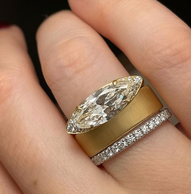 Conjunto de brincos elegantes com cristais cintilantes e zircônias vintage clássicas