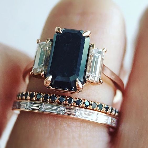 Coleção Vintage Estilosa: Anel de Zircônia Verde Escuro com Elegância