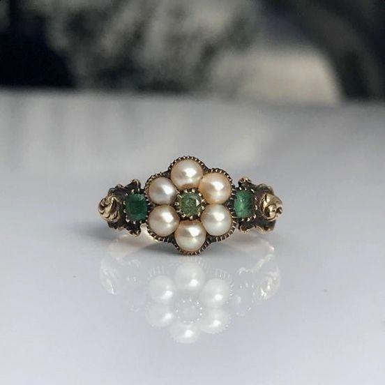 Anel Vintage Elegante com detalhes de flores verdes clássicas