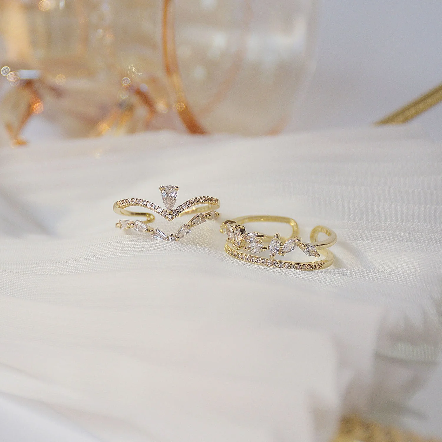 Anel de ouro elegante com design de zircônia personalizável