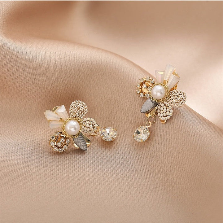 Fascinantes brincos de margaridas douradas com detalhes de pérolas brilhantes