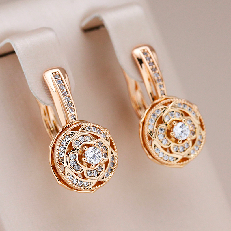 Brincos de cristal brilhantes em ouro nobre – o toque perfeito para qualquer roupa!
