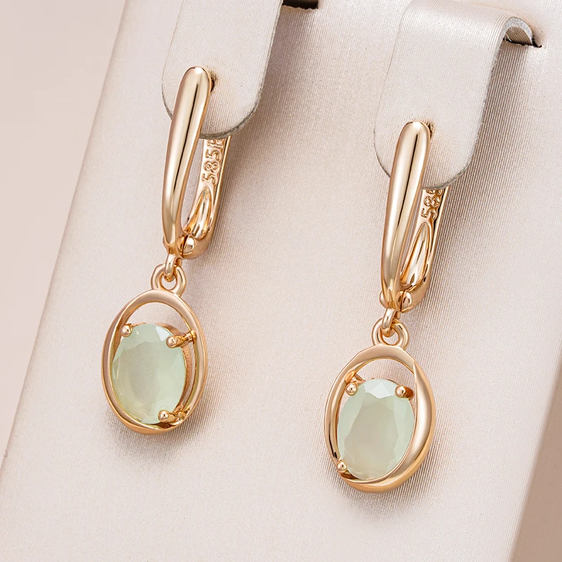 Tons de Verde Brilhantes: Brincos de Cristal que Encantam Qualquer Look