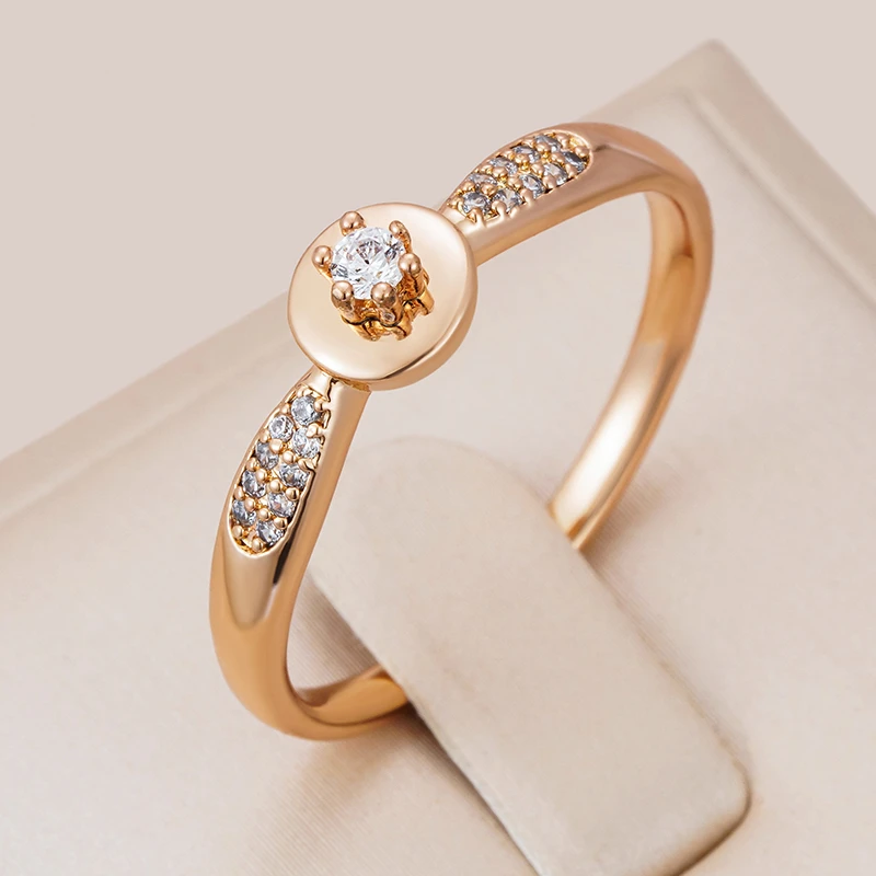 Anel dourado brilhante com pedras de zircônia cintilantes