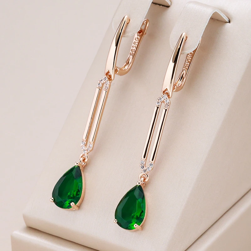 Deslumbrantes brincos dourados com pendentes de cristal verde brilhante