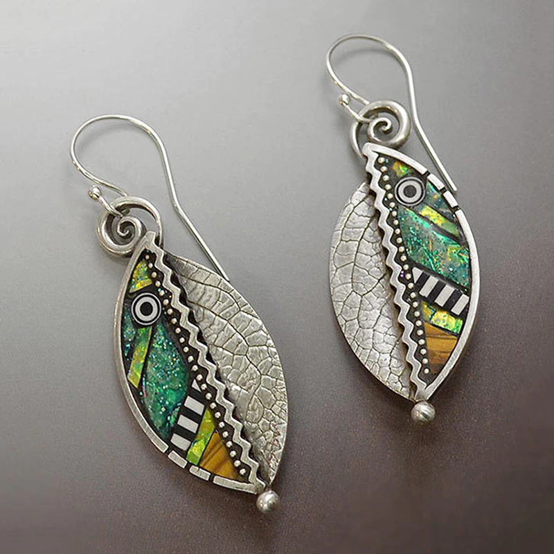 Brincos Boho fascinantes com cristais verdes brilhantes em um luxuoso design prateado
