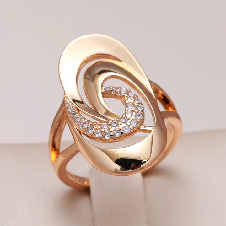 Anel dourado glamouroso com pedras de zircônia brilhantes