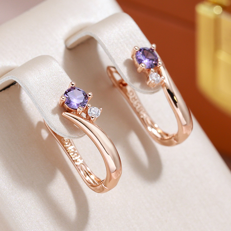 Brincos glamourosos com brilhantes cristais roxos