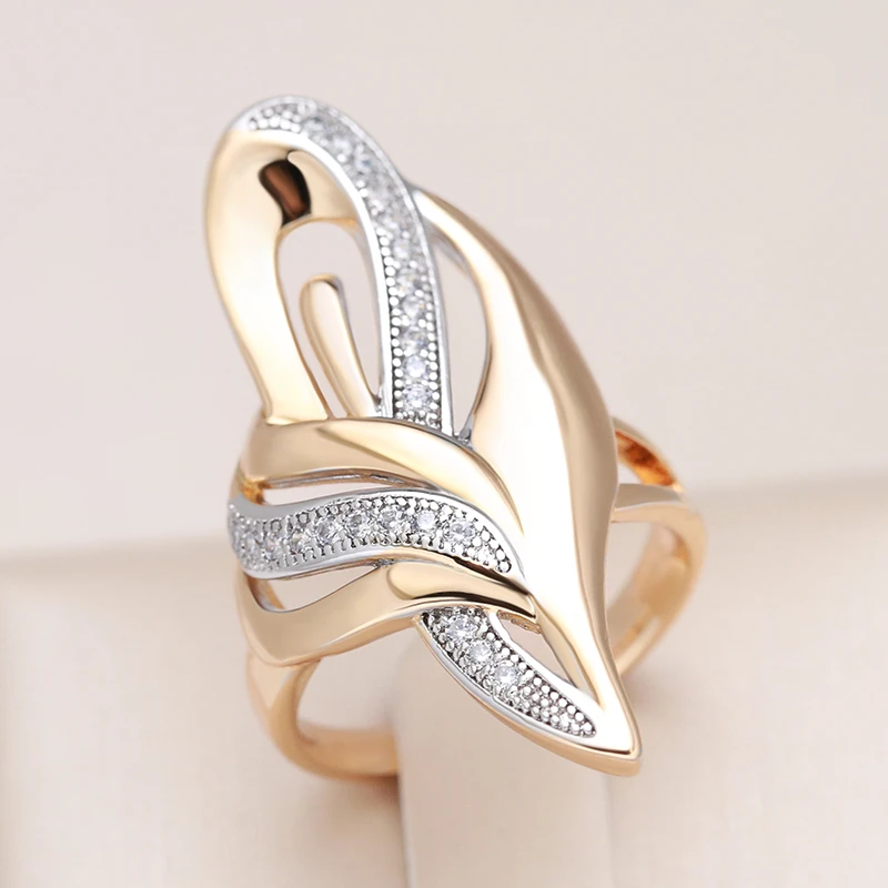 Anel de ouro elegante com refinados acentos em filigrana