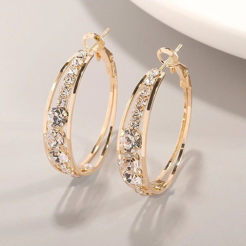 Brincos elegantes banhados a ouro para um look glamouroso