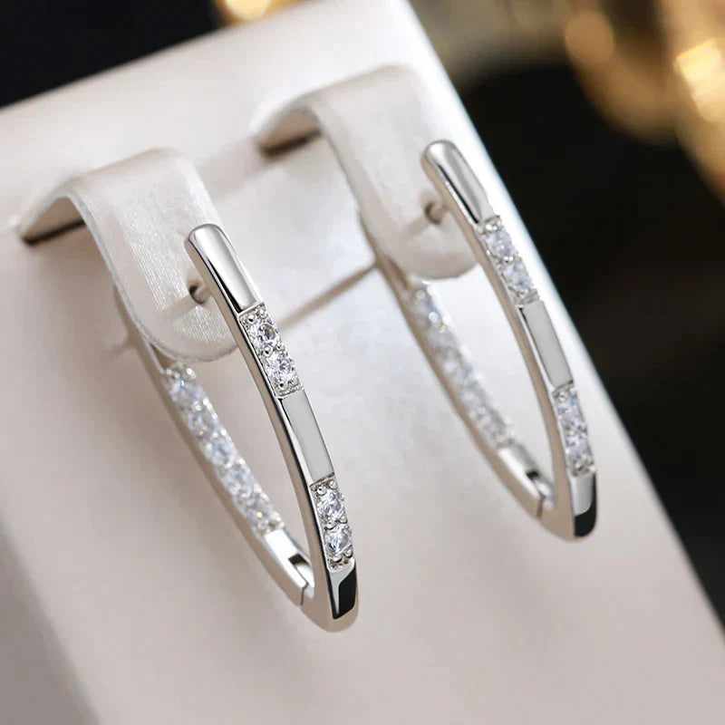 Brincos de ouro glamourosos com pedras de zircônia brilhantes