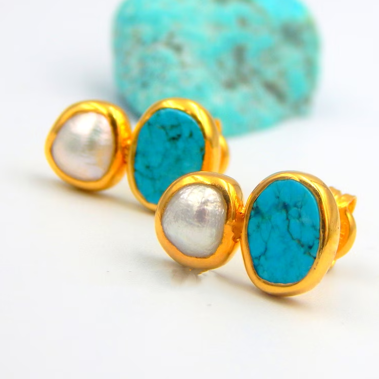 Brincos vintage encantadores com pedra turquesa brilhante