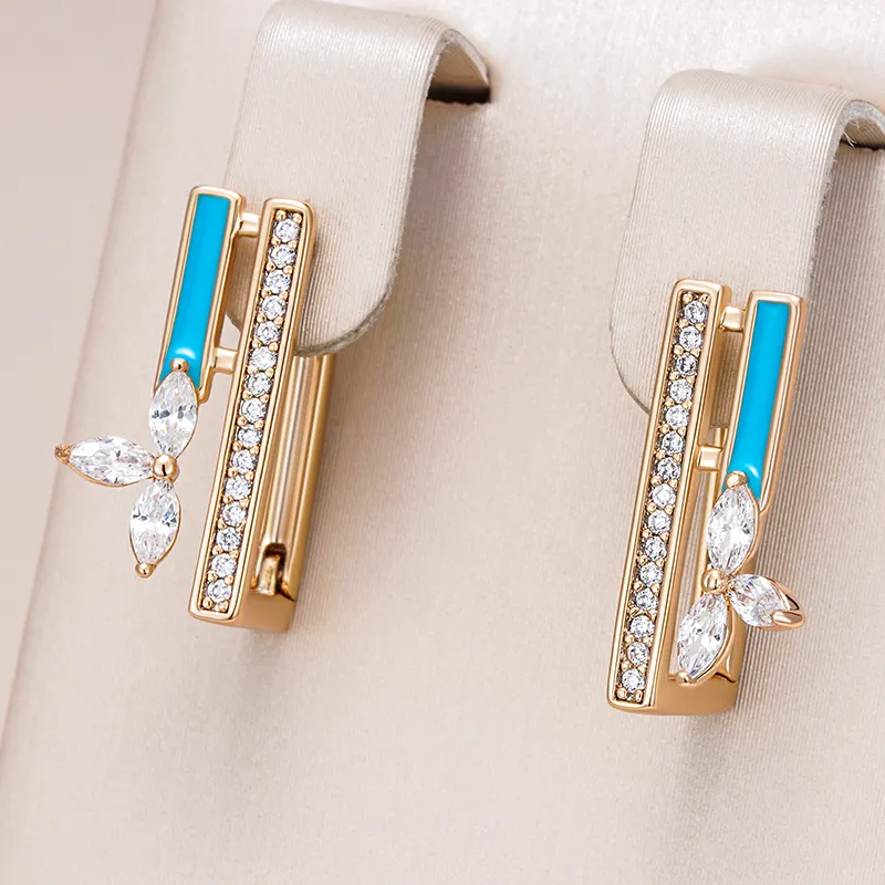 Elegantes brincos dourados com brilhante esmalte azul e pedras de zircônia cintilantes