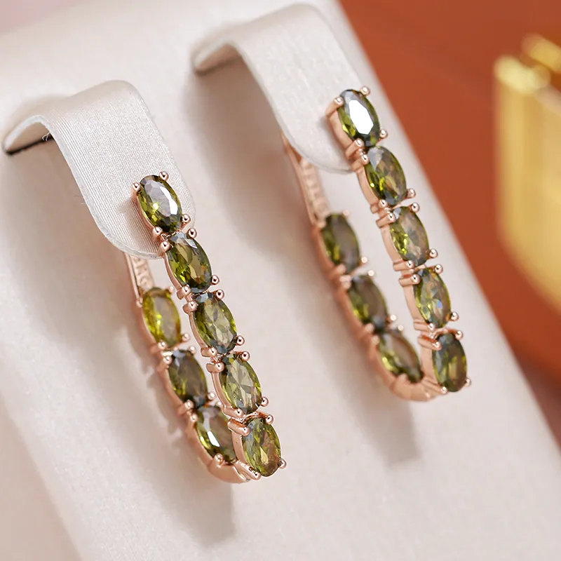 Brincos de ouro brilhantes com cristais cintilantes