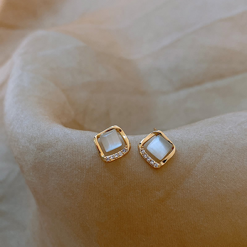 Brincos elegantes de ouro com cristal da lua radiante para uma aparência glamourosa