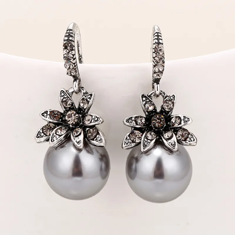 Fascinantes brincos de pérola vintage em design prateado elegante