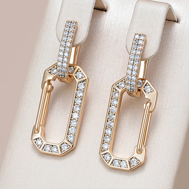 Brincos glamourosos e brilhantes com elegantes detalhes em dourado