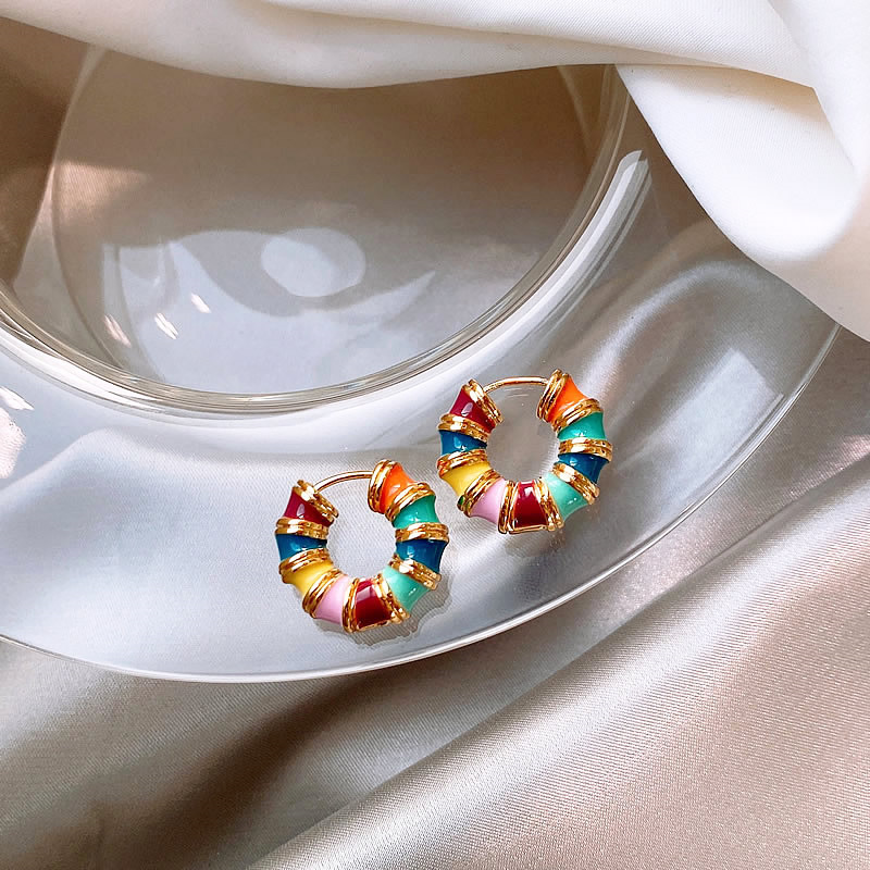 Brincos modernos em design vibrante de esmalte