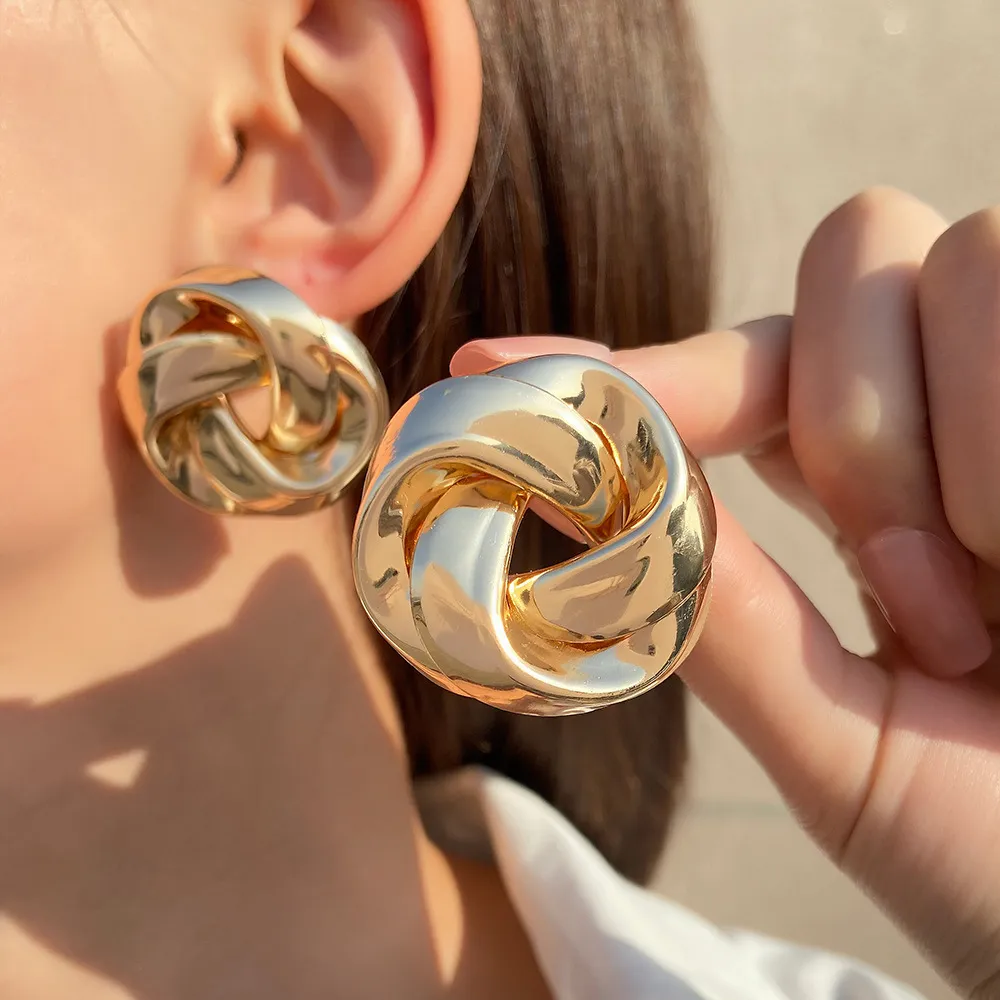 Brincos sedutores no elegante estilo laço dourado