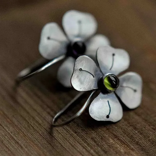 Brincos de flores vintage atemporais com pedra de zircônia verde brilhante