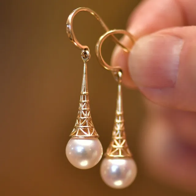 Brincos de pérola vintage elegantes em design dourado sofisticado