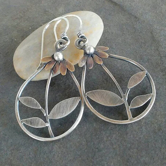Brincos de Prata Vintage Chic com Flores para um Toque de Estilo