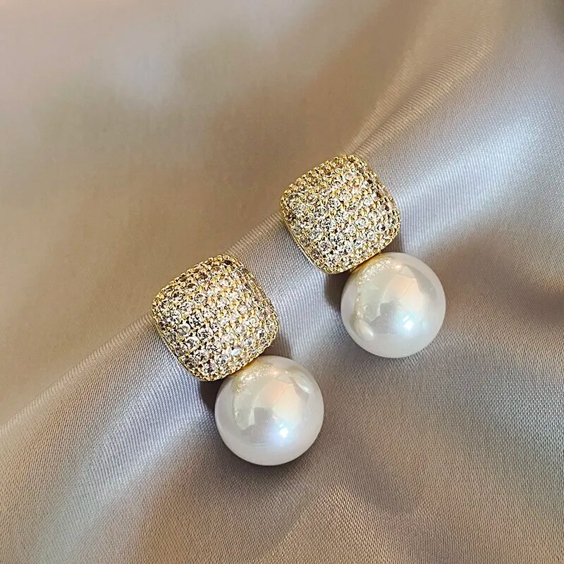 Brincos de pérola elegantes com brilho radiante