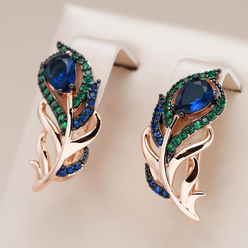 Brincos elegantes com cristais verdes e azuis brilhantes