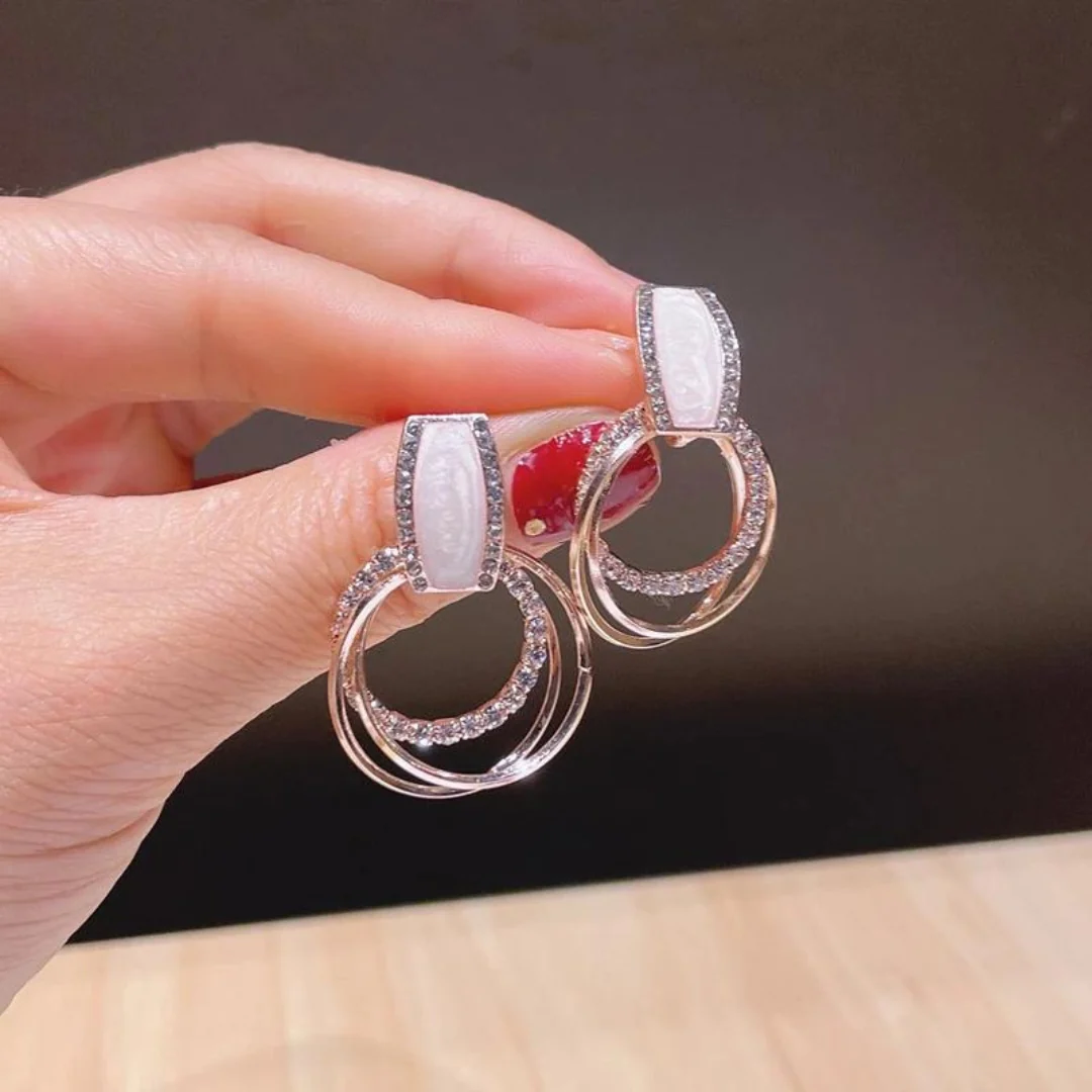 Elegância Brilhante: Brincos Brancos Radiantes para a Aparição Perfeita