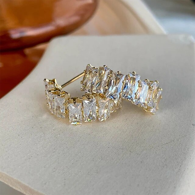 Elegantes brincos de zircônia branca para a declaração de moda perfeita